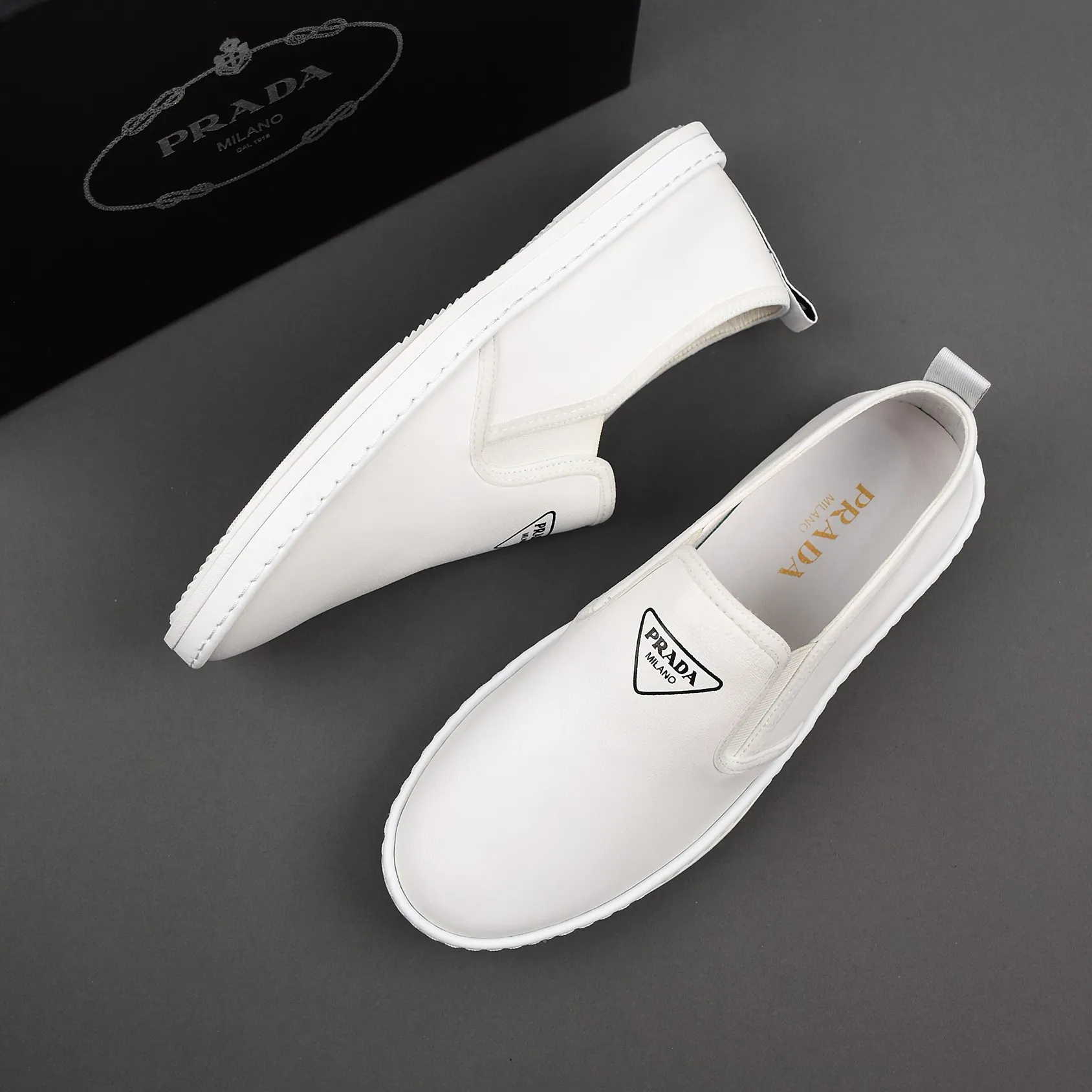 PP380👟👟👟Prada [Prada] Soft-soled and soft-surface casual leather shoes. The uppers are made of comfortable and soft first-layer cowhide and super-soft rubber outsole. Men's size 38-44.